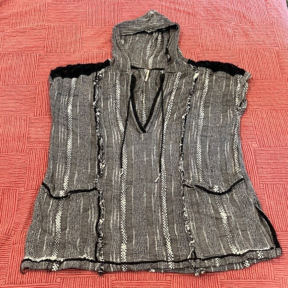 Free People women’s size medium (fits on the bigger side) Textured Knit Poncho - Picture 1 of 14